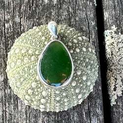 New Zealand Pounamu Greenstone: Small New Zealand greenstone and sterling silver drop pendant