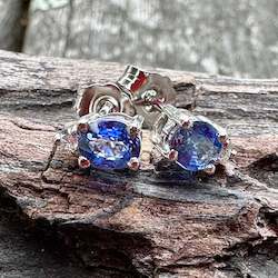 Earrings: Ceylonese sapphire studs