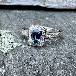 Rings: Ceylonese sapphire and diamond ring