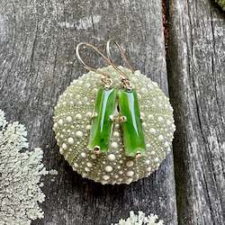 New Zealand Pounamu Greenstone: 9ct gold Kahurangi (New Zealand pounamu) claw set earrings