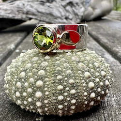 Rings: Round peridot Amore ring