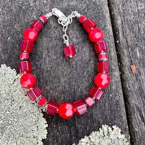 925 Silver: Red faceted crystal bracelet
