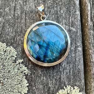 925 Silver: Faceted labradorite pendant