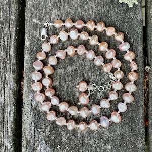 Necklaces: Pink freshwater pearl necklace
