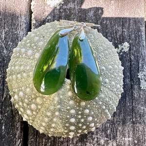 Pounamu New Zealand Taonga: Small kawa kawa greenstone earrings
