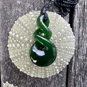 Pounamu New Zealand Taonga: Small dark New Zealand greenstone rau kumara