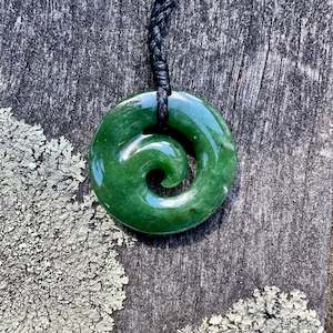 Pounamu New Zealand Taonga: Small kawa kawa greenstone koru