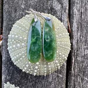 Pounamu New Zealand Taonga: Medium Marsden flower earrings