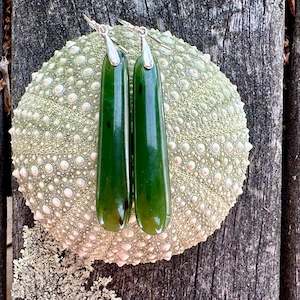 Pounamu New Zealand Taonga: Kawa kawa greenstone earrings