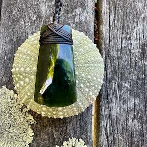 Pounamu New Zealand Taonga: Small dark NZ greenstone toki