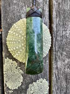 Pounamu New Zealand Taonga: Long Marsden flower toki