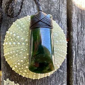 Pounamu New Zealand Taonga: Small dark toki
