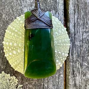 Pounamu New Zealand Taonga: Medium Kawa kawa toki