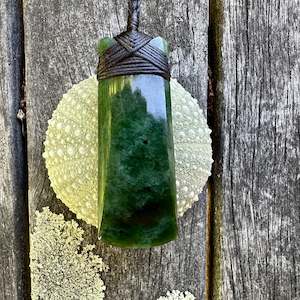 Pounamu New Zealand Taonga: Large Marsden flower toki