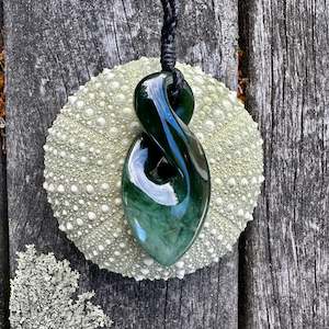 Pounamu New Zealand Taonga: Medium rau kumara