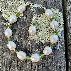 Pearls: Freshwater pearl and siberian jade bracelet