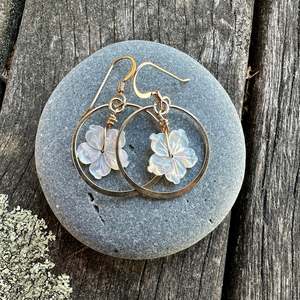 Under 300: white mother of pearl flowers