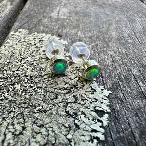 Opal: Australian opal studs in 9ct white gold