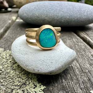 Opal: Boulder opal ring in 9 ct gold