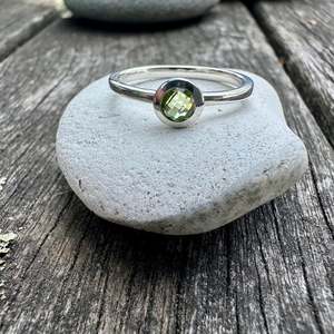 Shop All: Pepe peridot ring in sterling silver